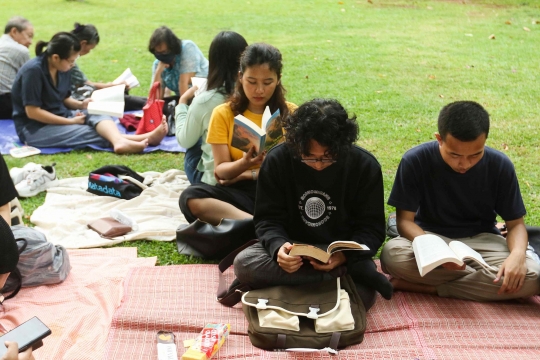Serunya Baca Buku Bareng Komunitas Kumpulbaca di Lapangan Banteng