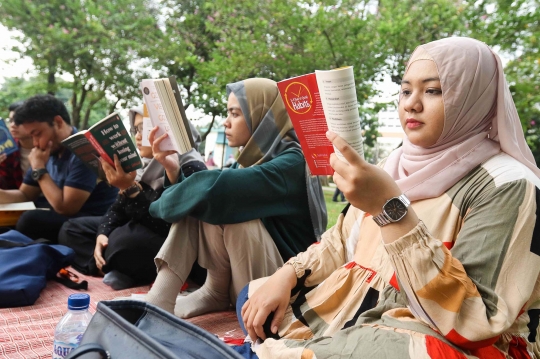 Serunya Baca Buku Bareng Komunitas Kumpulbaca di Lapangan Banteng