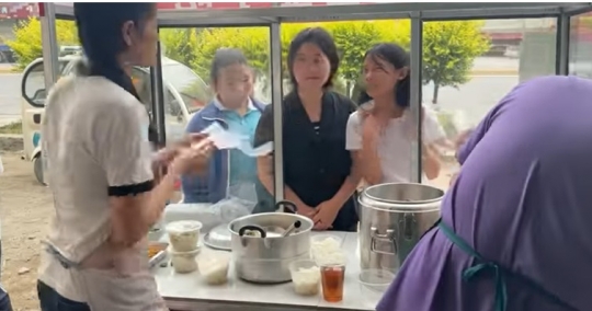 Wanita Ini Jualan Soto Bandung & Teh Manis di China Laris Manis, Ini Potretnya