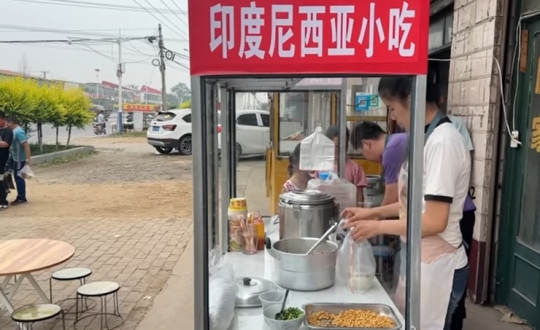 Wanita Ini Jualan Soto Bandung & Teh Manis di China Laris Manis, Ini Potretnya