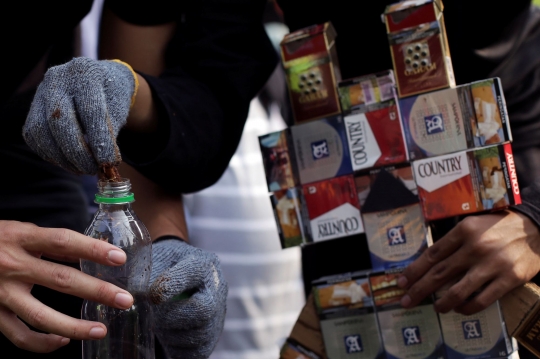 Aksi Pungut Puntung Rokok di Hari Tanpa Tembakau Sedunia di Jakarta