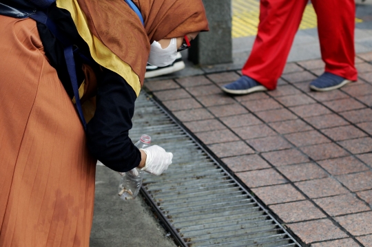 Aksi Pungut Puntung Rokok di Hari Tanpa Tembakau Sedunia di Jakarta