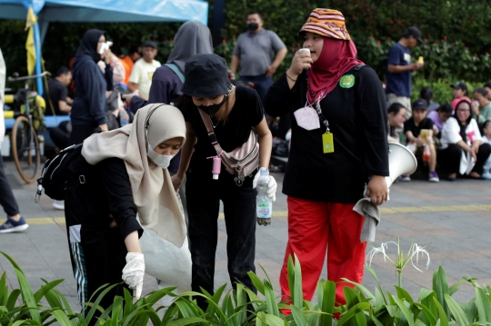 Aksi Pungut Puntung Rokok di Hari Tanpa Tembakau Sedunia di Jakarta