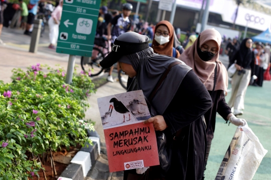 Aksi Pungut Puntung Rokok di Hari Tanpa Tembakau Sedunia di Jakarta