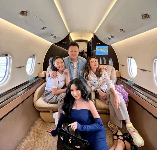 Potret Luna Maya Naik Private Jet, Netizen 'Orang Bahagia Auranya Keluar Banget Ya'