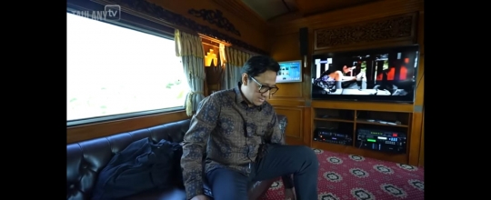 Potret Andre Taulany Sewa Satu Gerbong Kereta Demi Datang ke Nikahan Tono Asistennya