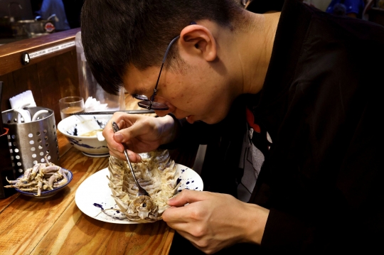 Mencicipi Ramen dengan Topping Isopoda Raksasa di Taiwan