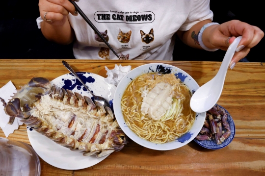 Mencicipi Ramen dengan Topping Isopoda Raksasa di Taiwan