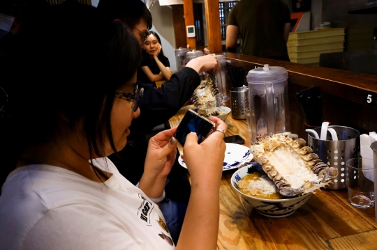 Mencicipi Ramen dengan Topping Isopoda Raksasa di Taiwan