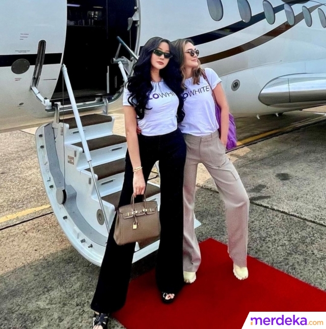 Ini potret Lucinta Luna dan Luna Maya berpose di depan jet pribadi. Keduanya terlihat mengenakan kaus warna putih. Tampak Lucinta memadukan kos putih tersebut dengan celana panjang warna hitam. Sedangkan Luna Maya mengenakan celana panjang warna khaki. 