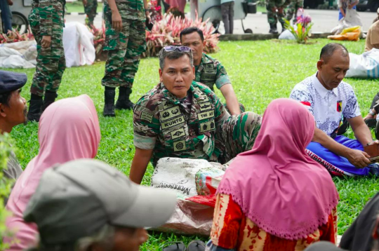 Jenderal Bintang 2 TNI Lesehan Santai sama Pemulung, Sikapnya jadi Sorotan