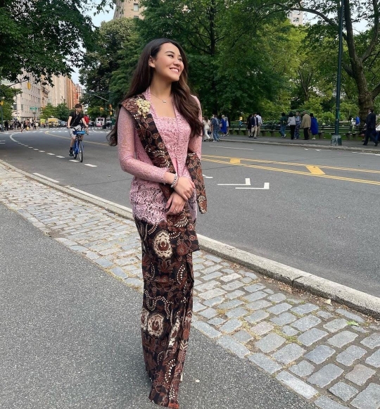 Pesona Aaliyah Massaid di New York Curi Perhatian, Cantik Anggun saat Berkebaya