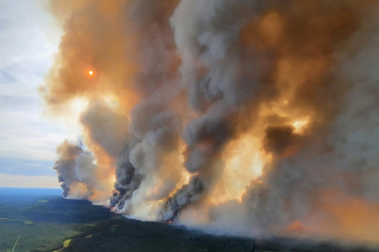 Penampakan Asap Kebakaran Hutan Kanada bak Awan Badai Mengerikan