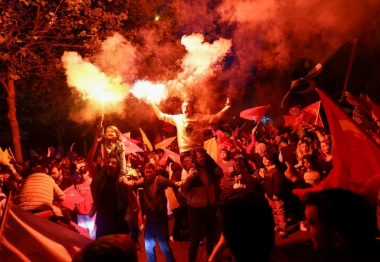 Suka Cita Massa Pendukung Erdogan Rayakan Kemenangan Sang Petahana