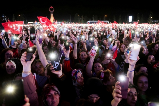 Suka Cita Massa Pendukung Erdogan Rayakan Kemenangan Sang Petahana