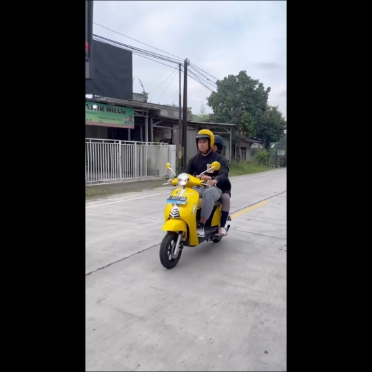 Jadi Istri Bupati, ini 6 Momen Chacha Frederica dan Suami saat Naik Vespa