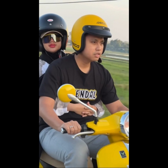 Jadi Istri Bupati, ini 6 Momen Chacha Frederica dan Suami saat Naik Vespa