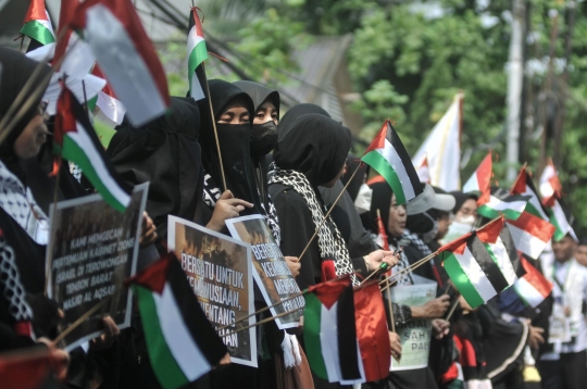 Aksi Solidaritas untuk Palestina, Massa Bentangkan Bendera Raksasa di Kedubes