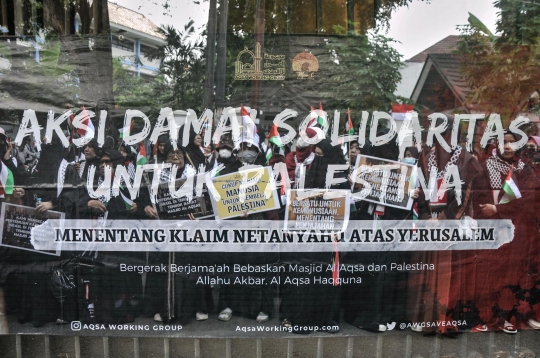 Aksi Solidaritas untuk Palestina, Massa Bentangkan Bendera Raksasa di Kedubes