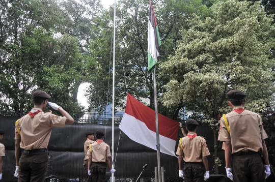 Aksi Solidaritas untuk Palestina, Massa Bentangkan Bendera Raksasa di Kedubes