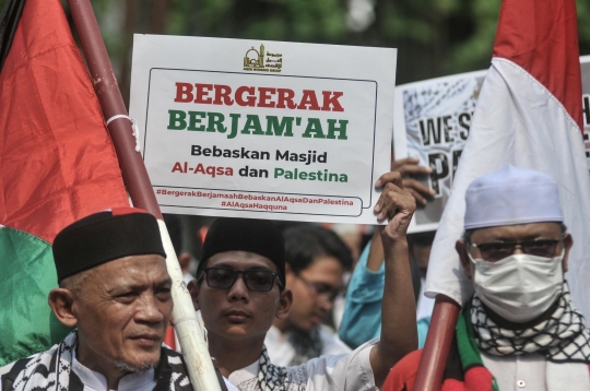 Aksi Solidaritas untuk Palestina, Massa Bentangkan Bendera Raksasa di Kedubes