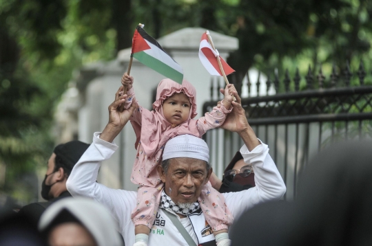 Aksi Solidaritas untuk Palestina, Massa Bentangkan Bendera Raksasa di Kedubes