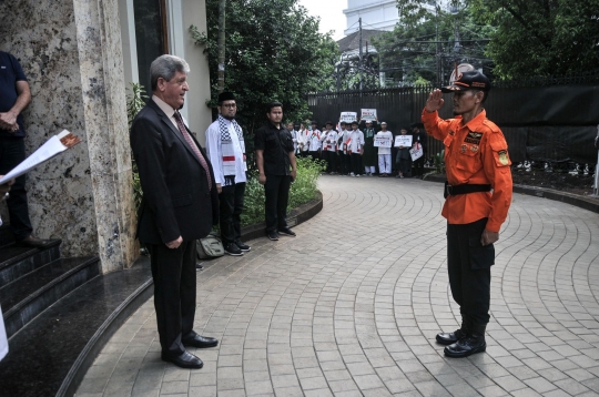 Aksi Solidaritas untuk Palestina, Massa Bentangkan Bendera Raksasa di Kedubes