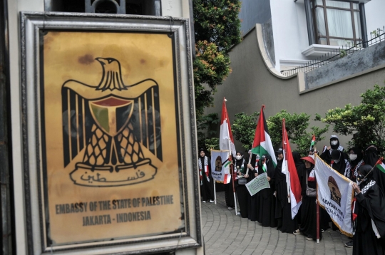 Aksi Solidaritas untuk Palestina, Massa Bentangkan Bendera Raksasa di Kedubes