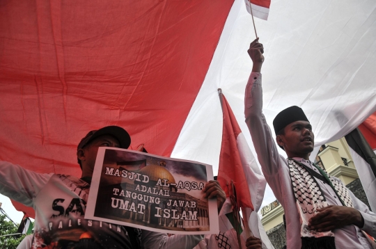 Aksi Solidaritas untuk Palestina, Massa Bentangkan Bendera Raksasa di Kedubes