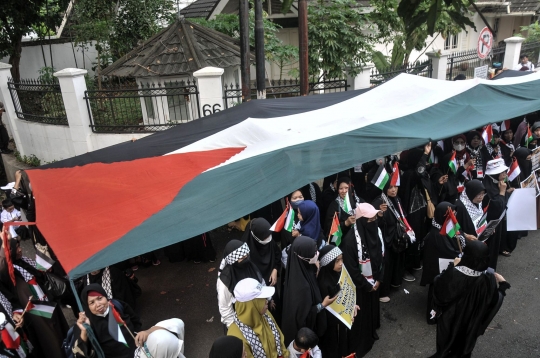 Aksi Solidaritas untuk Palestina, Massa Bentangkan Bendera Raksasa di Kedubes