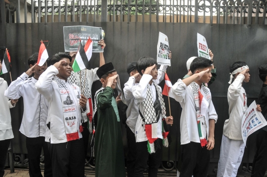 Aksi Solidaritas untuk Palestina, Massa Bentangkan Bendera Raksasa di Kedubes