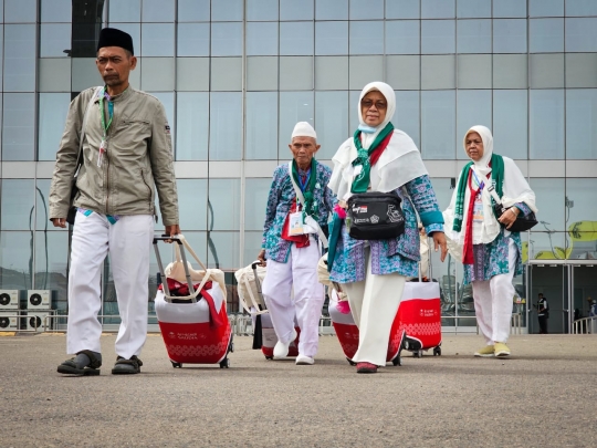 Perdana, Jemaah Haji Indonesia Penerbangan Embarkasi Kertajati Tiba di Madinah