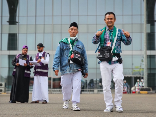 Perdana, Jemaah Haji Indonesia Penerbangan Embarkasi Kertajati Tiba di Madinah