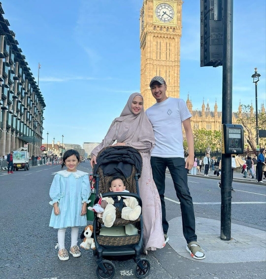 Cantik! 7 Potret Khalisa Anak Kartika Putri Berpose Bak Model Cilik saat di London