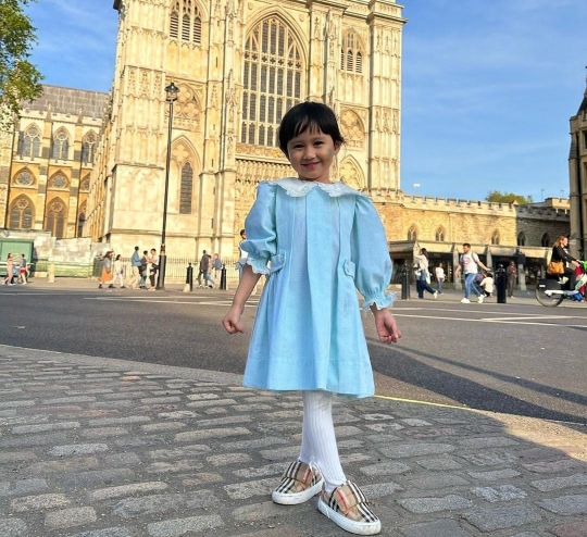 Cantik! 7 Potret Khalisa Anak Kartika Putri Berpose Bak Model Cilik saat di London