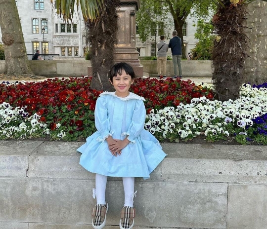 Cantik! 7 Potret Khalisa Anak Kartika Putri Berpose Bak Model Cilik saat di London