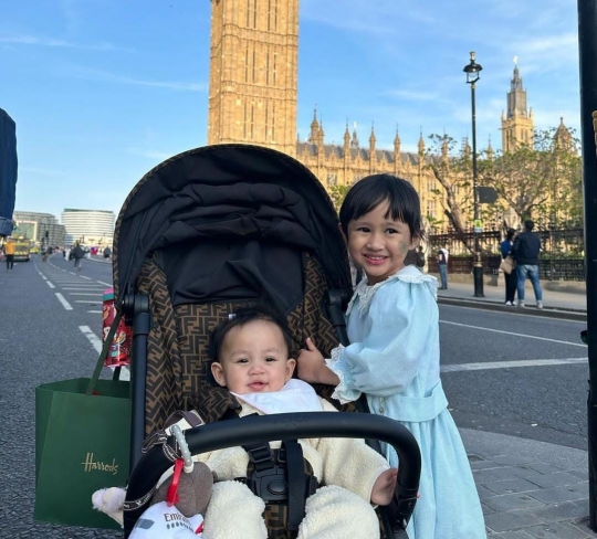 Cantik! 7 Potret Khalisa Anak Kartika Putri Berpose Bak Model Cilik saat di London