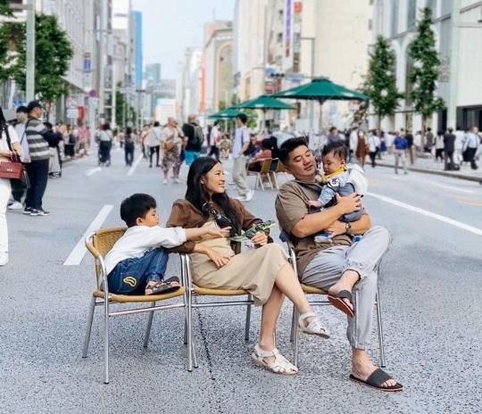 6 Potret Chef Arnold Bareng Keluarga Liburan ke Jepang, Arthur & Baby Timo Cute Abis