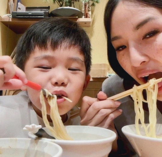 6 Potret Chef Arnold Bareng Keluarga Liburan ke Jepang, Arthur & Baby Timo Cute Abis