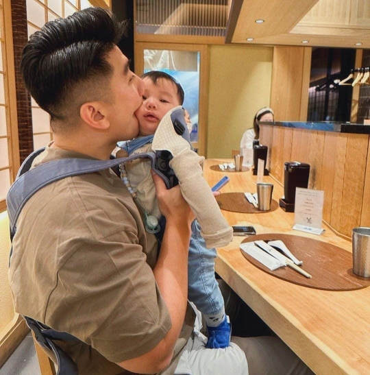 6 Potret Chef Arnold Bareng Keluarga Liburan ke Jepang, Arthur & Baby Timo Cute Abis