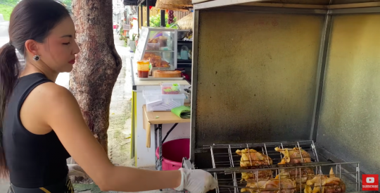 Cantik Kebangetan, Dikira Model Wanita Thailand ini Ternyata Chef Street Food