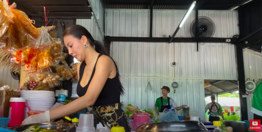 Cantik Kebangetan, Dikira Model Wanita Thailand ini Ternyata Chef Street Food