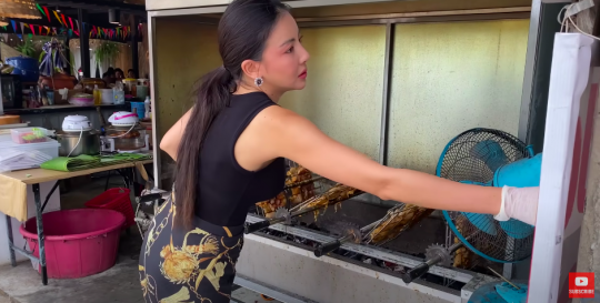 Cantik Kebangetan, Dikira Model Wanita Thailand ini Ternyata Chef Street Food