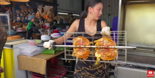 Cantik Kebangetan, Dikira Model Wanita Thailand ini Ternyata Chef Street Food