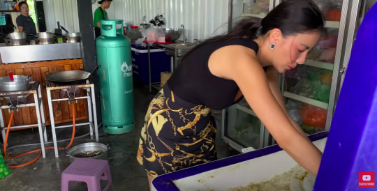 Cantik Kebangetan, Dikira Model Wanita Thailand ini Ternyata Chef Street Food