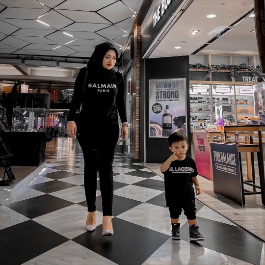 6 Potret Lucu Adzam Anak Nathalie Holscher Sudah Bisa Pose di Depan Kamera, Gemesin!