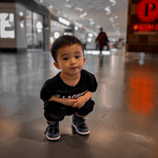 6 Potret Lucu Adzam Anak Nathalie Holscher Sudah Bisa Pose di Depan Kamera, Gemesin!