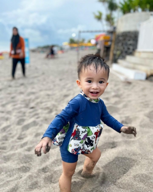 6 Potret Lucu Adzam Anak Nathalie Holscher Sudah Bisa Pose di Depan Kamera, Gemesin!