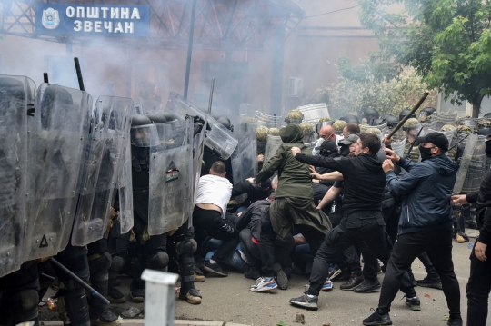 Ketegangan Tentara NATO Bentrok dengan Demonstran Serbia, Puluhan Luka-Luka