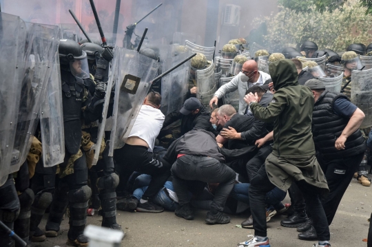 Ketegangan Tentara NATO Bentrok dengan Demonstran Serbia, Puluhan Luka-Luka